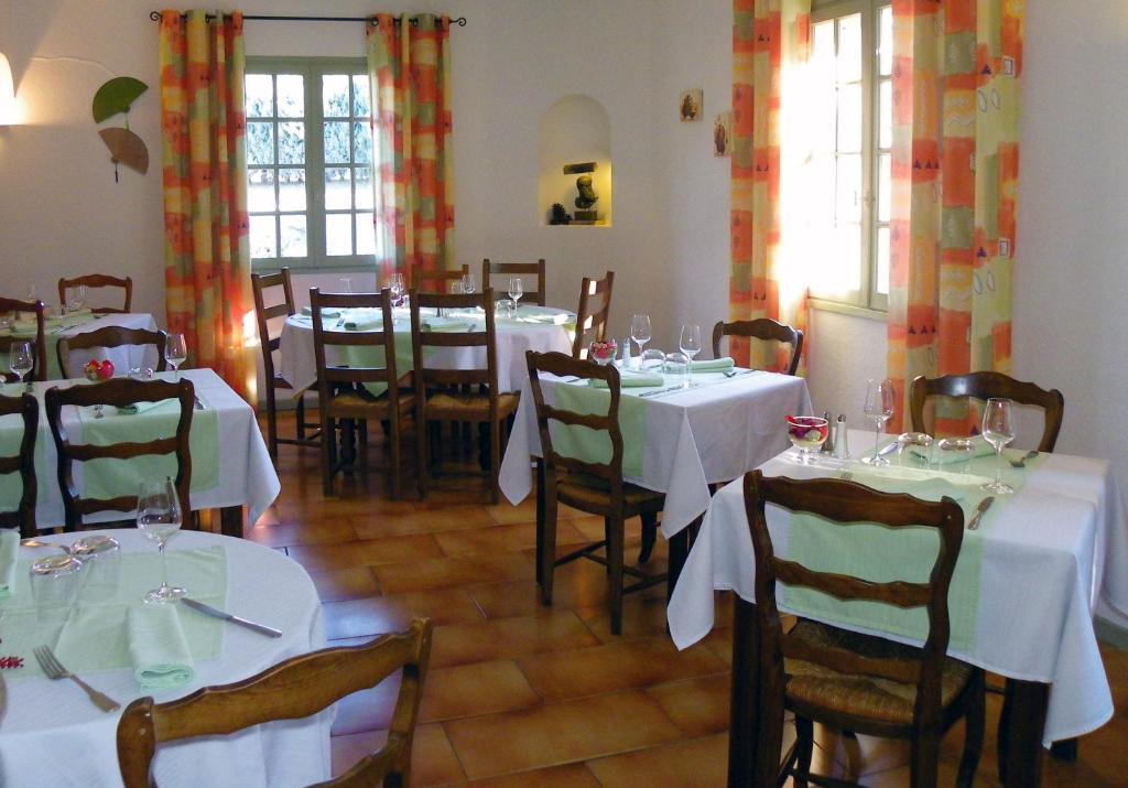 Human Hotel Restaurant Park Villecroze Bilik gambar